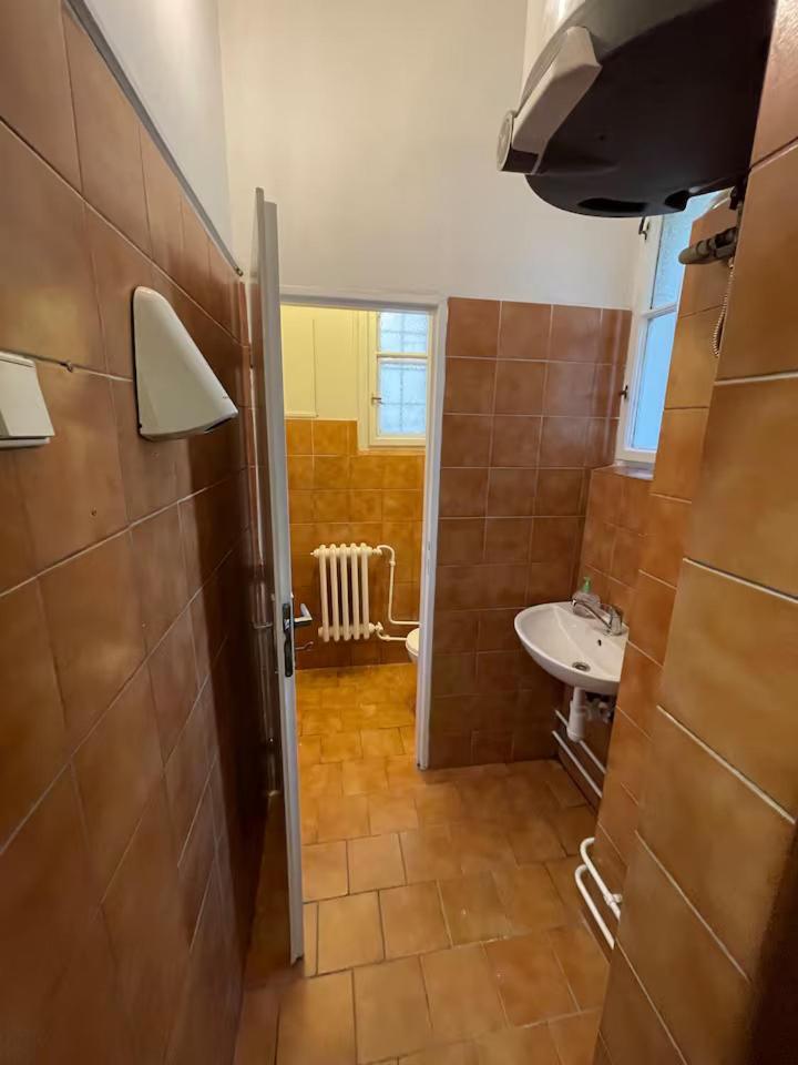 Private With Free Parking Next To Railway Station Pensión *